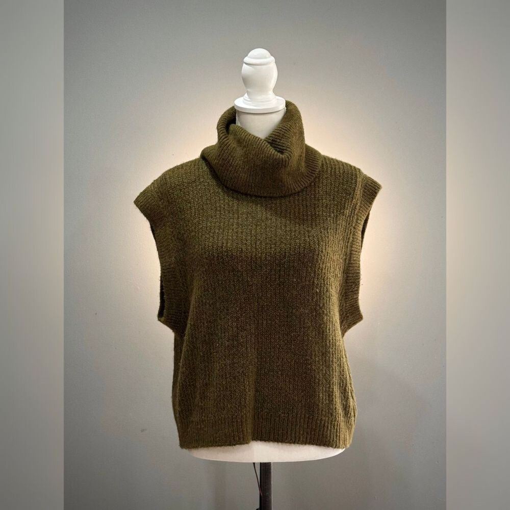 Green Vigoss Cowl Neck Sleeveless Sweater Size M EUC